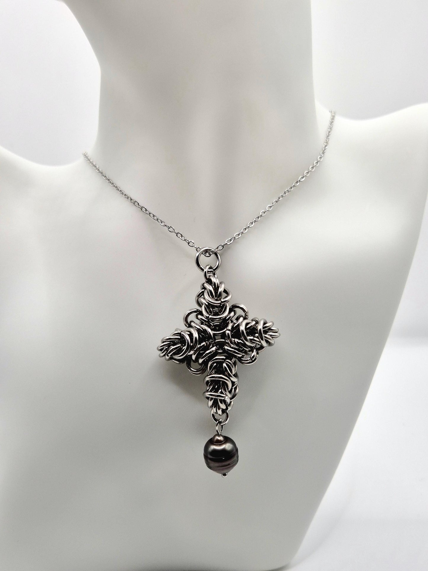 Chainmaille Cross Pendant with Black Tahitian