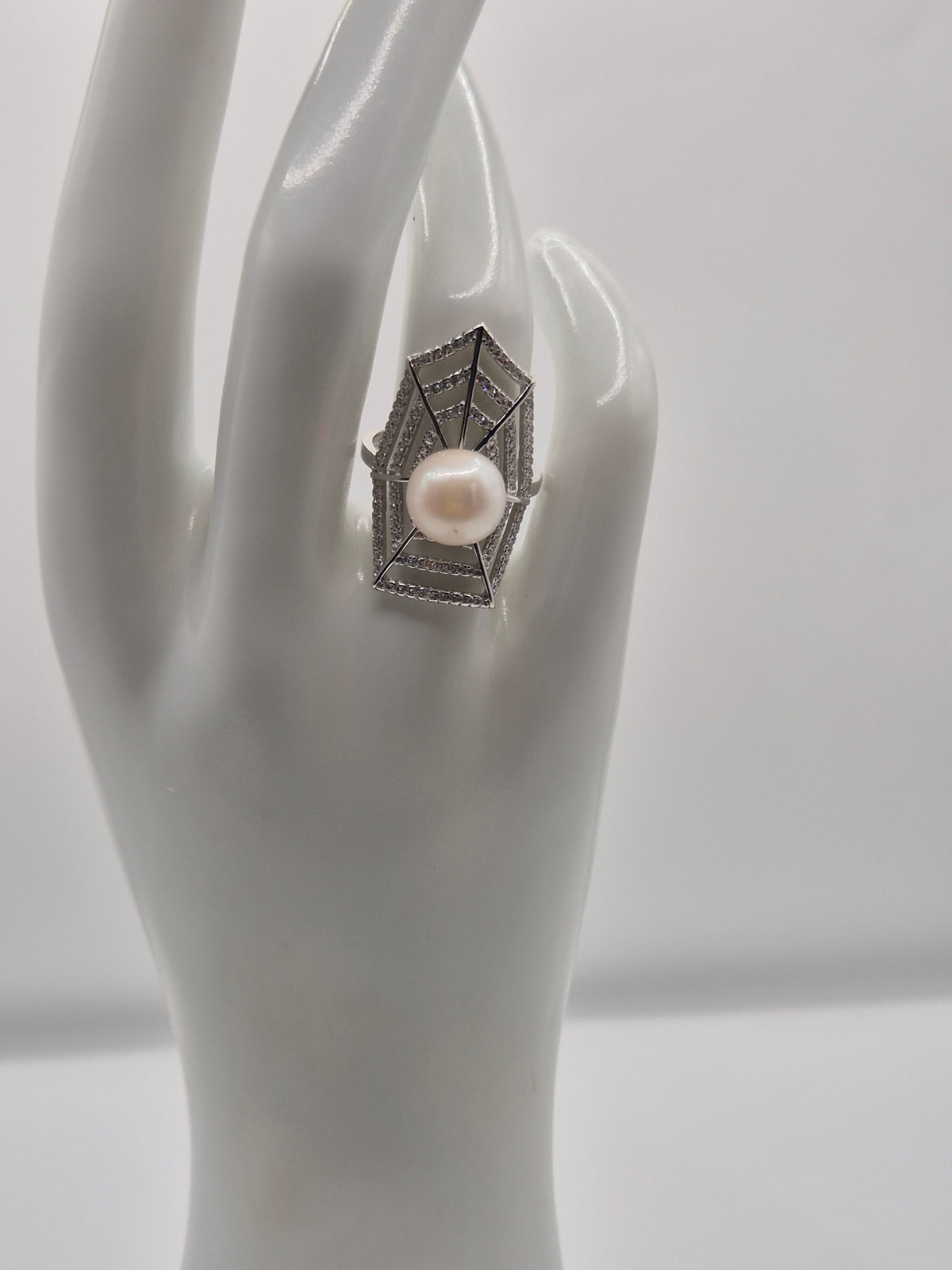Glittering Web Edison Pearl Ring