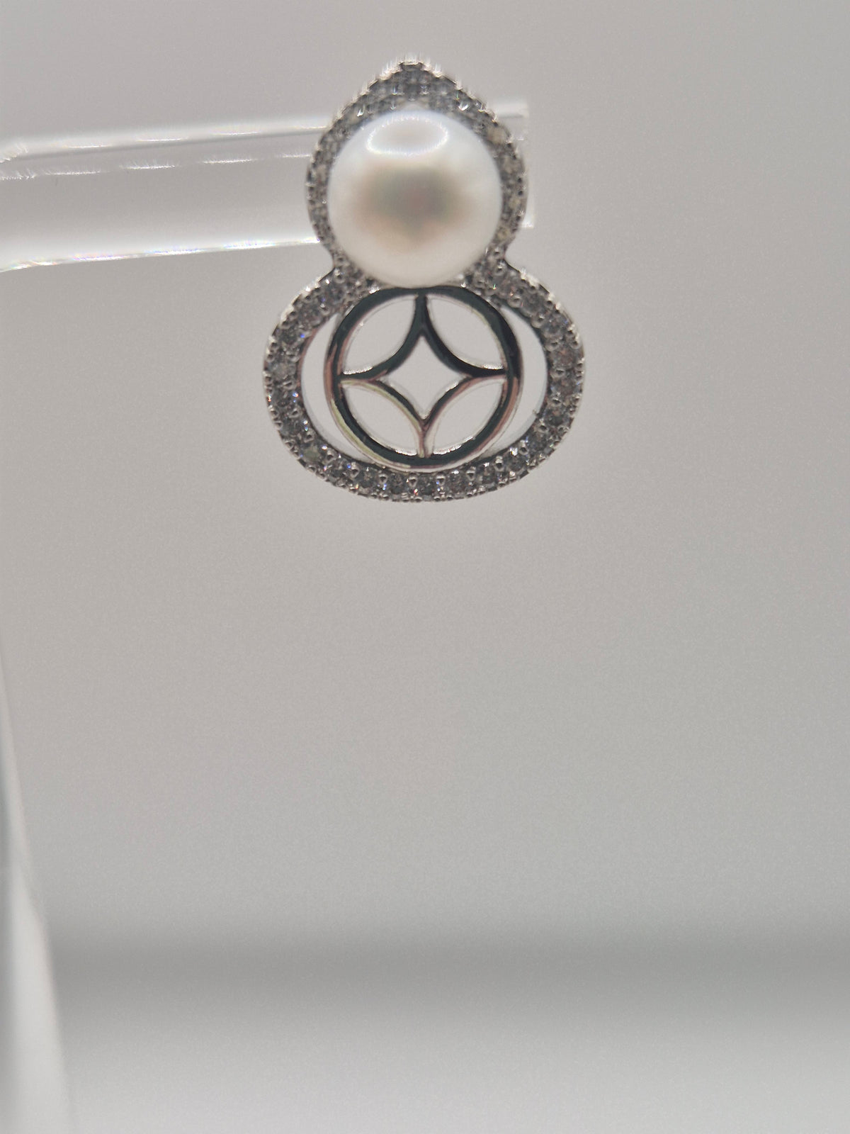 Silver Hulu Pearl Stud Earrings