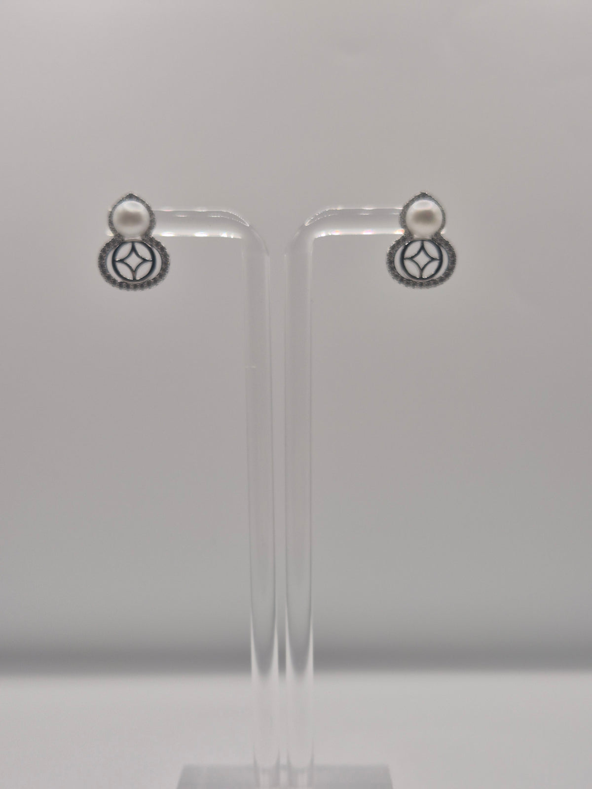 Silver Hulu Pearl Stud Earrings