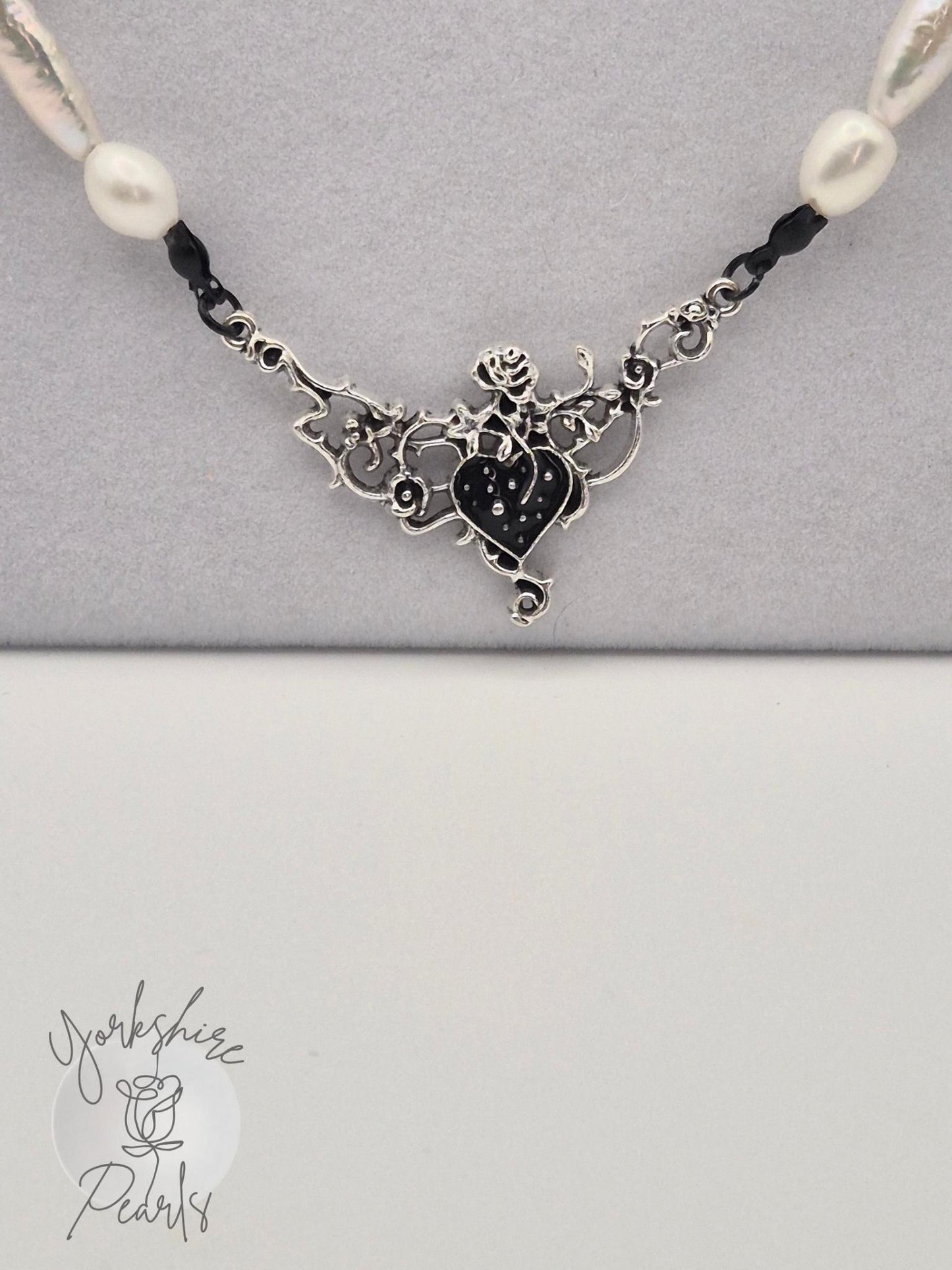 The Black Rose Pearl Necklace