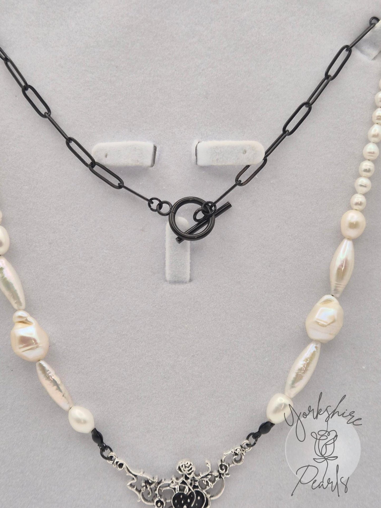 The Black Rose Pearl Necklace