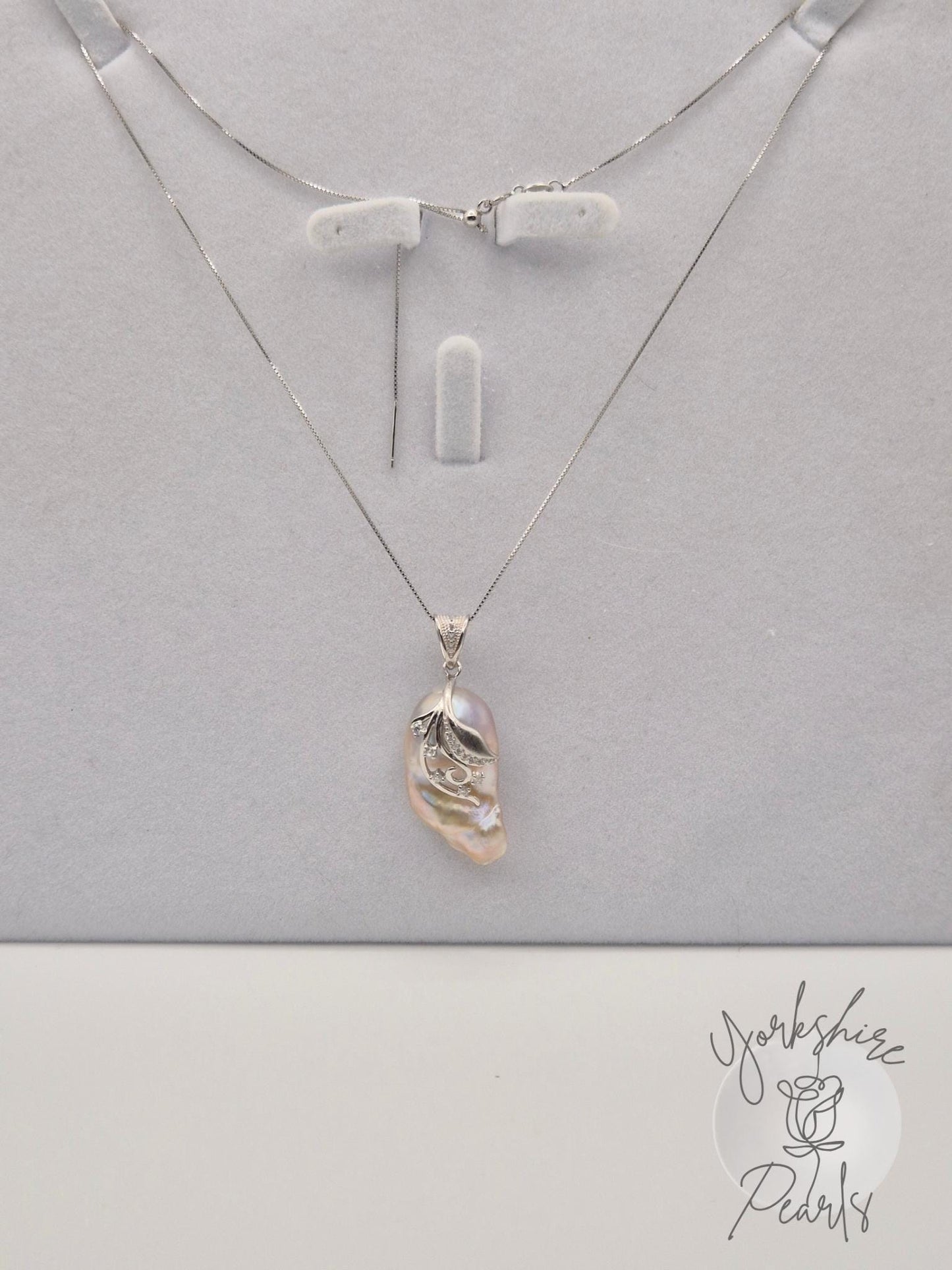 Hanging Vine King Pearl Pendant - Sterling Silver