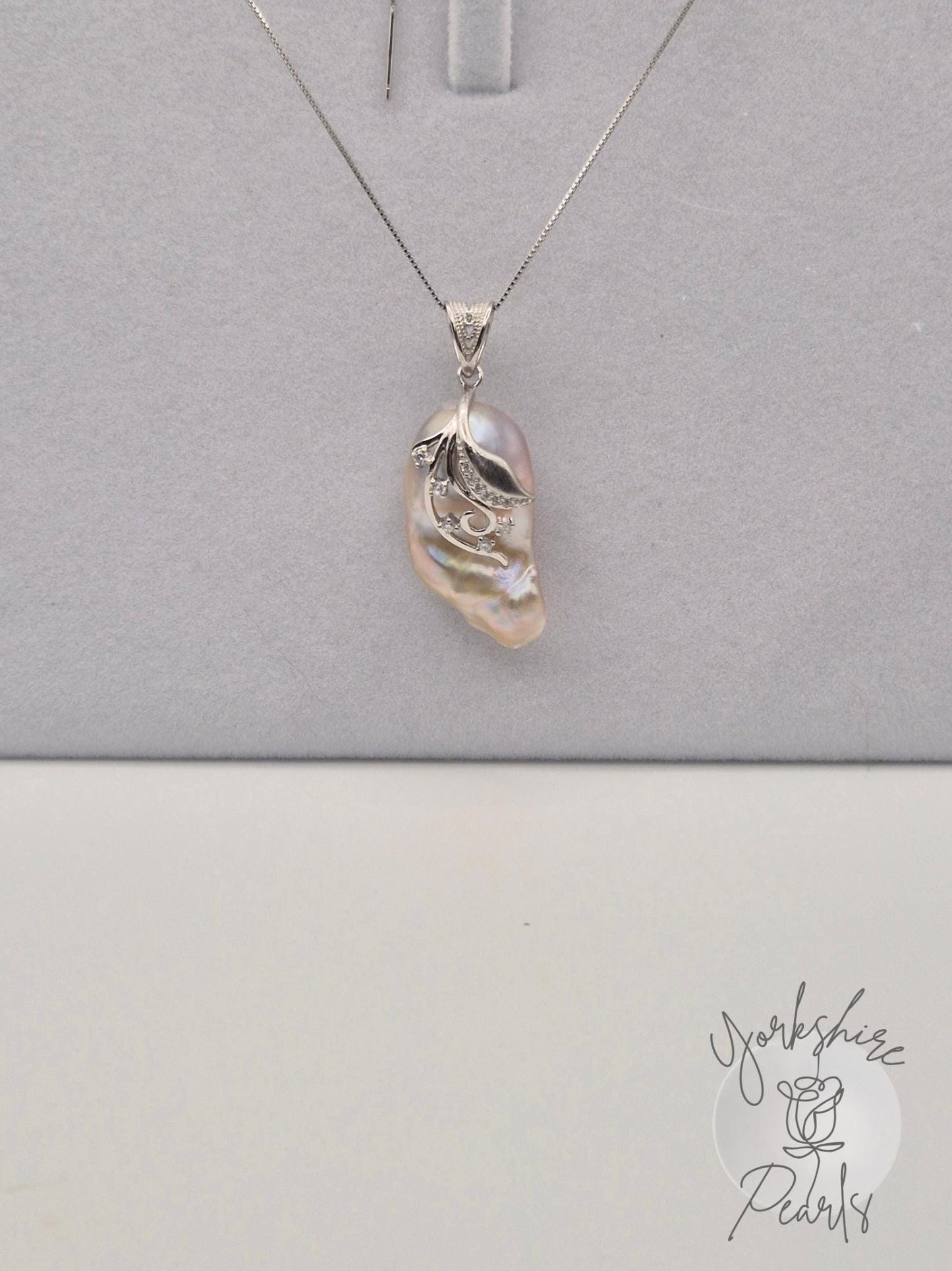 Hanging Vine King Pearl Pendant - Sterling Silver
