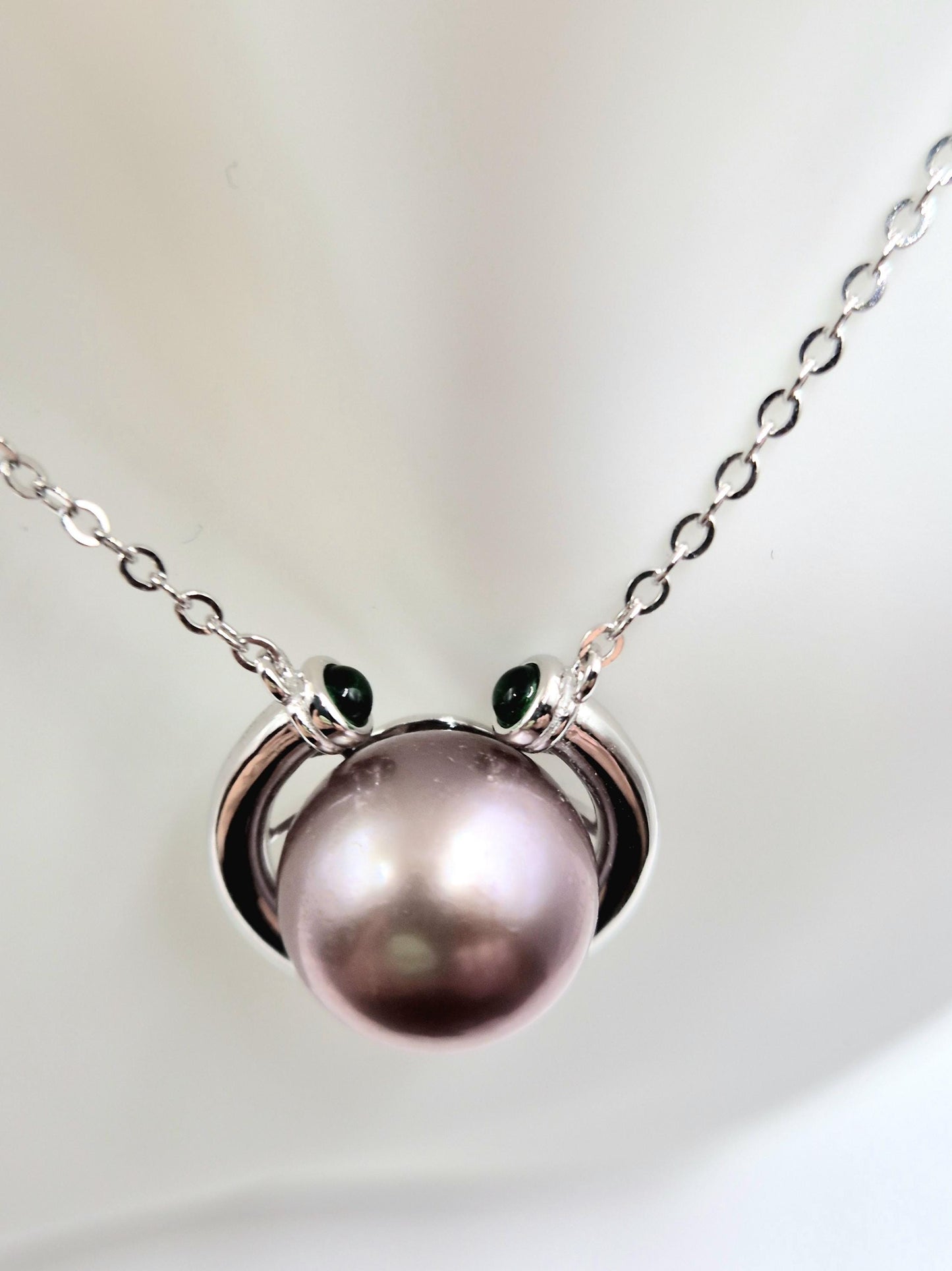 Horseshoe Necklace with Centre Edison & Green Gems