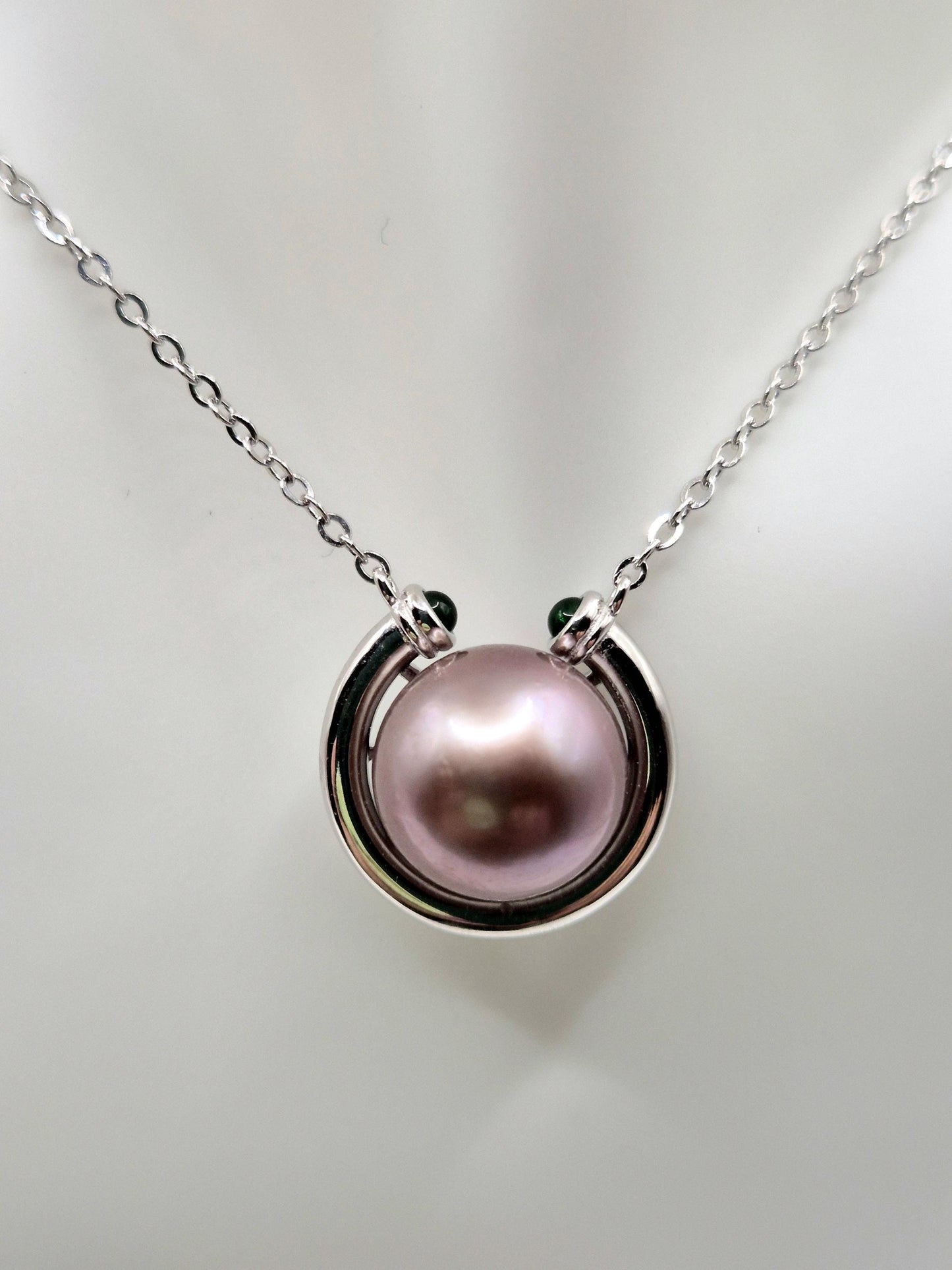 Horseshoe Necklace with Centre Edison & Green Gems