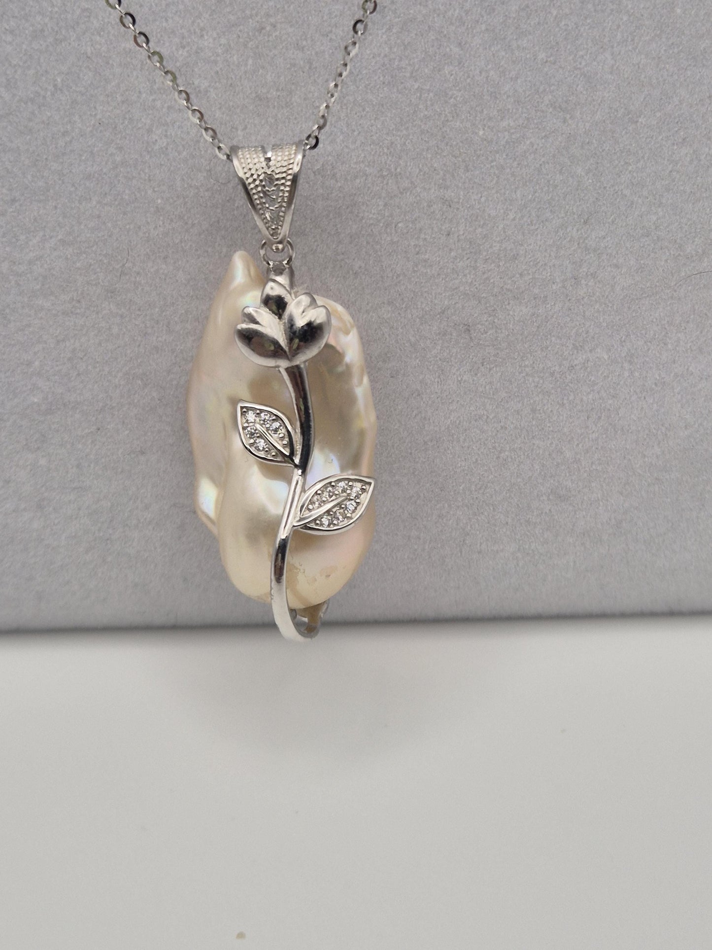 Tulip Wrap King Pearl Pendant