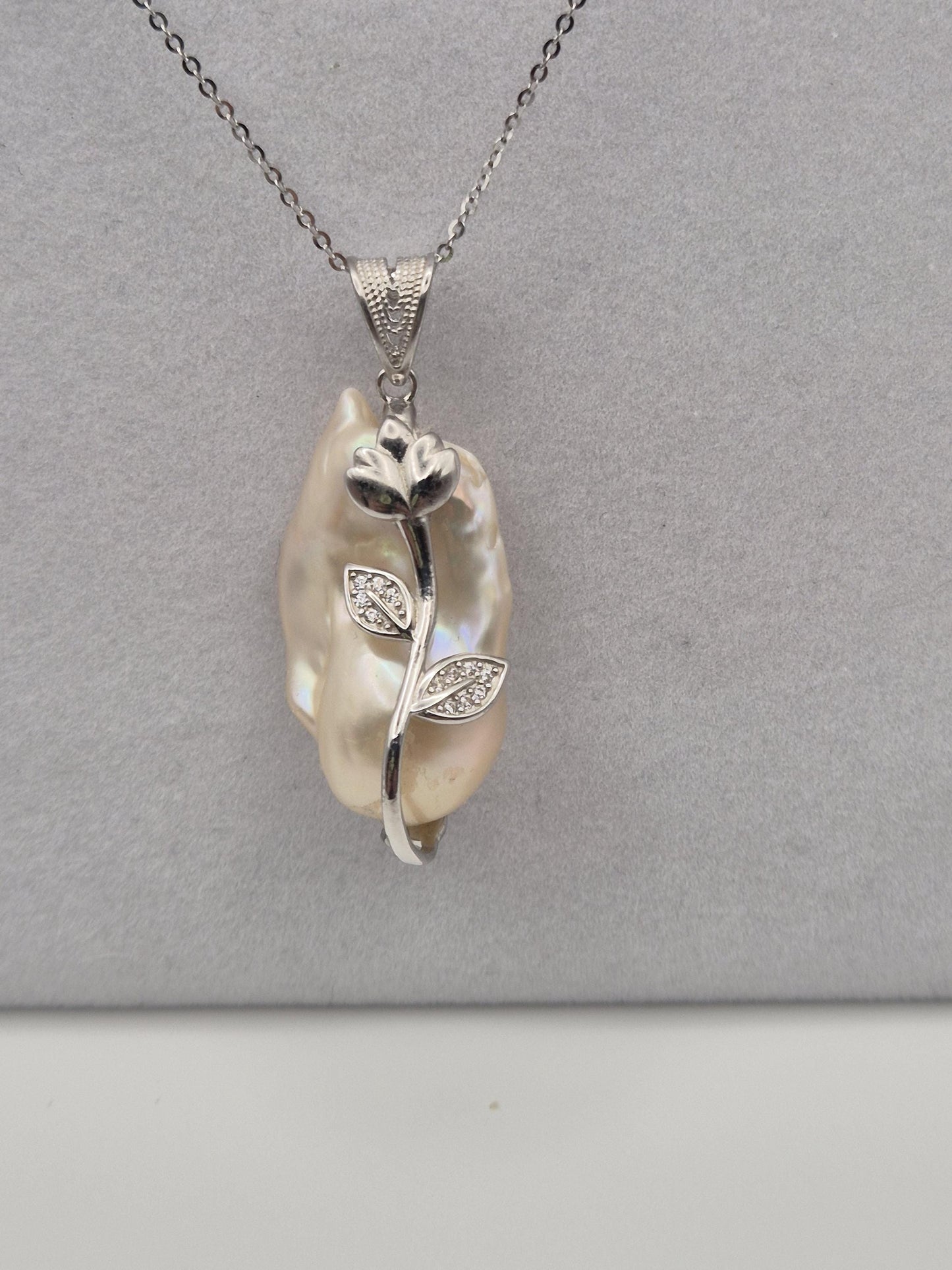 Tulip Wrap King Pearl Pendant