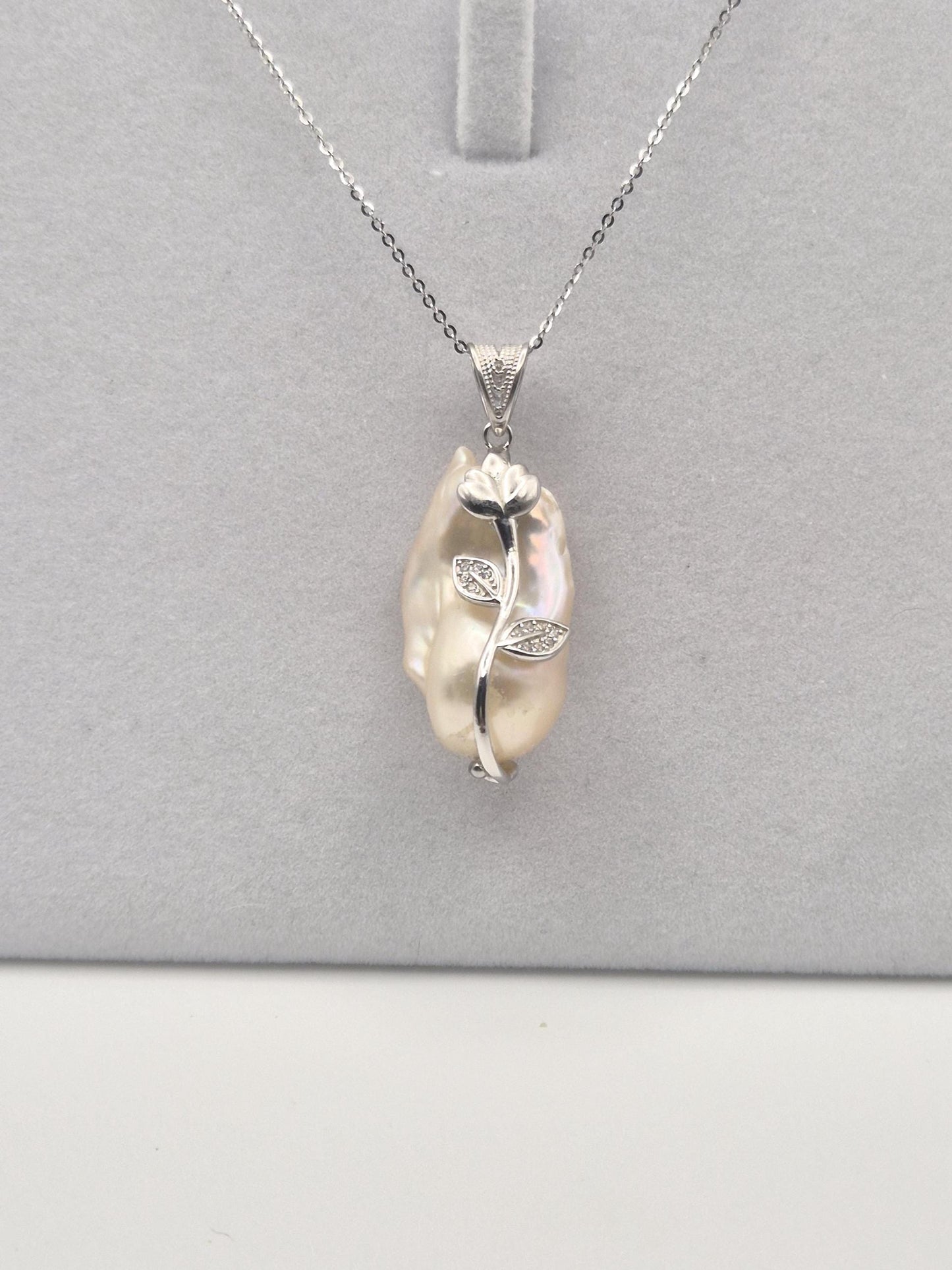 Tulip Wrap King Pearl Pendant