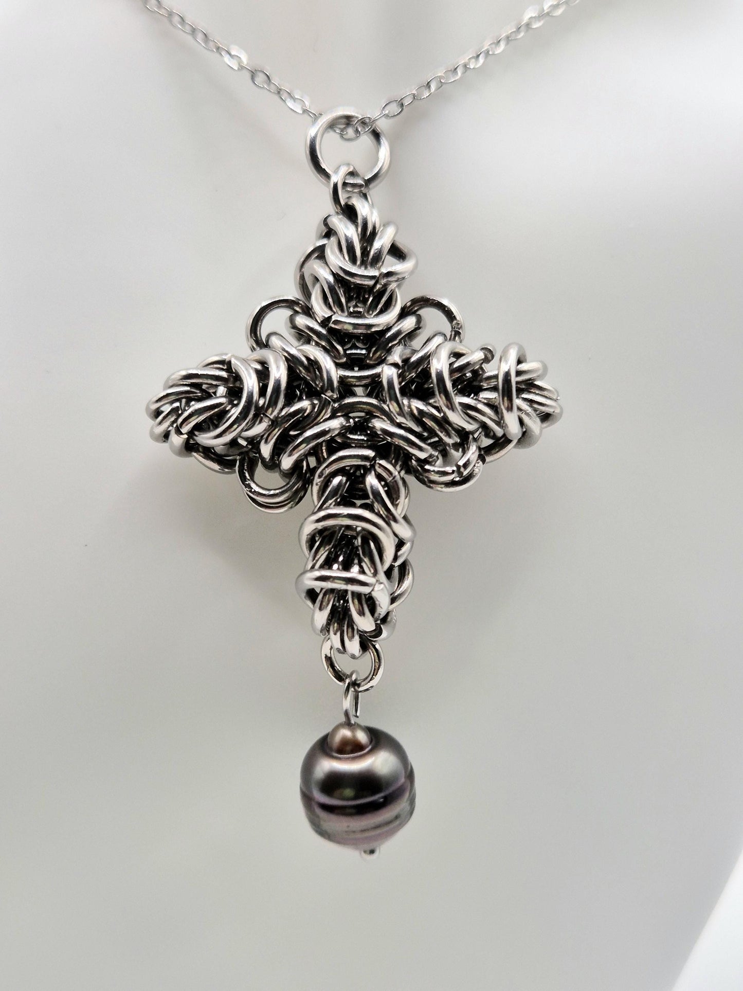 Chainmaille Cross Pendant with Black Tahitian