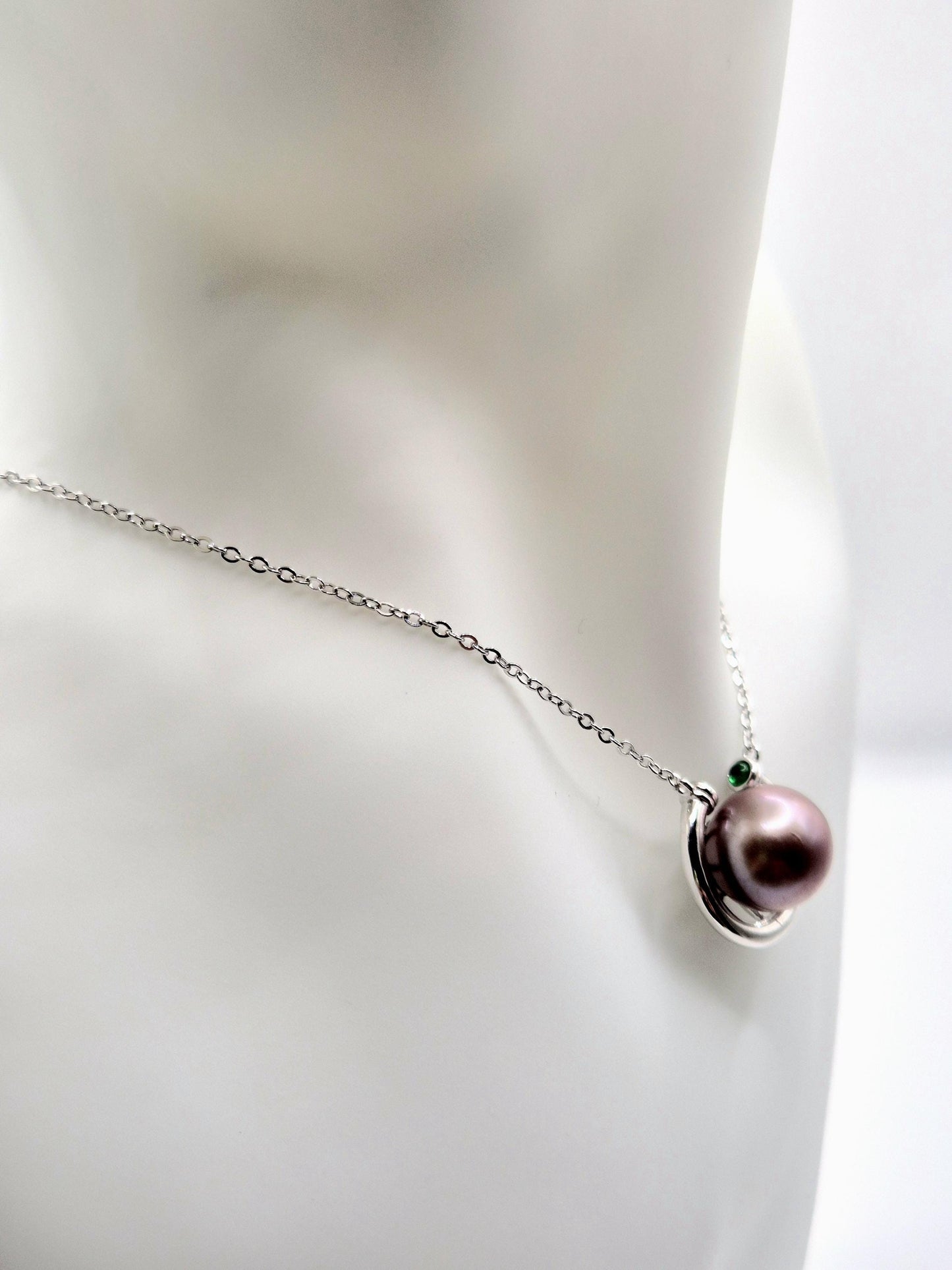 Horseshoe Necklace with Centre Edison & Green Gems