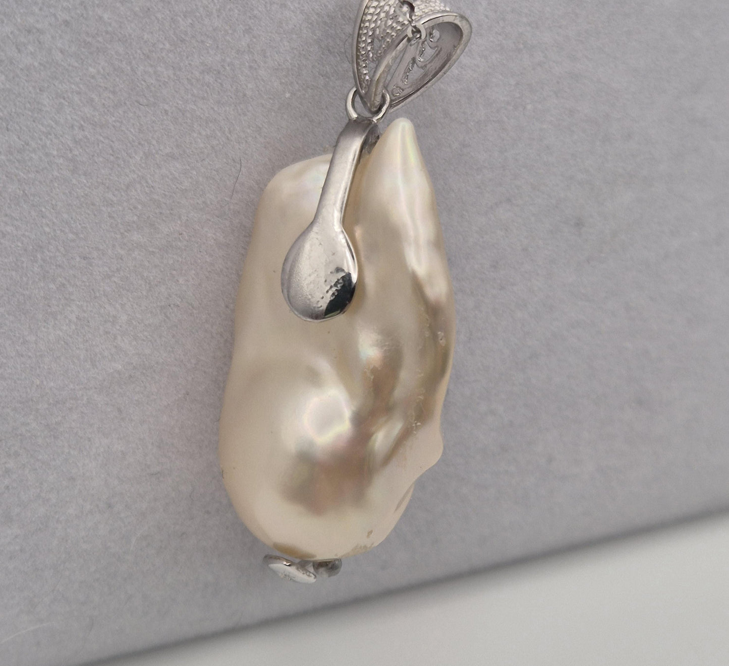 Tulip Wrap King Pearl Pendant