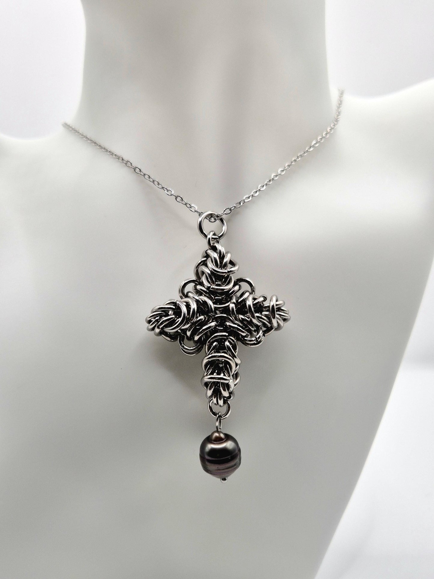 Chainmaille Cross Pendant with Black Tahitian