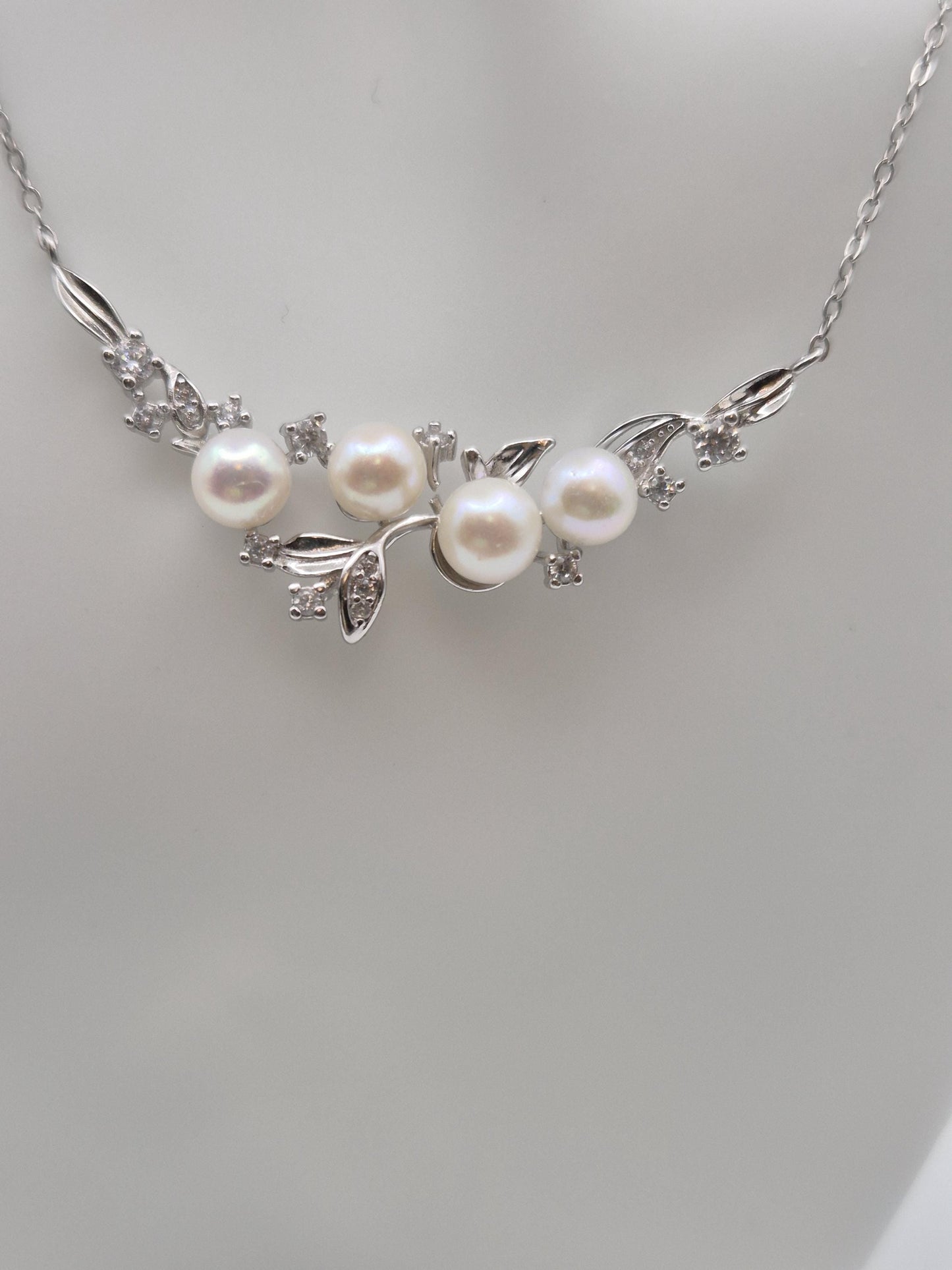 Floral Smile Saltwater Pearl Necklace