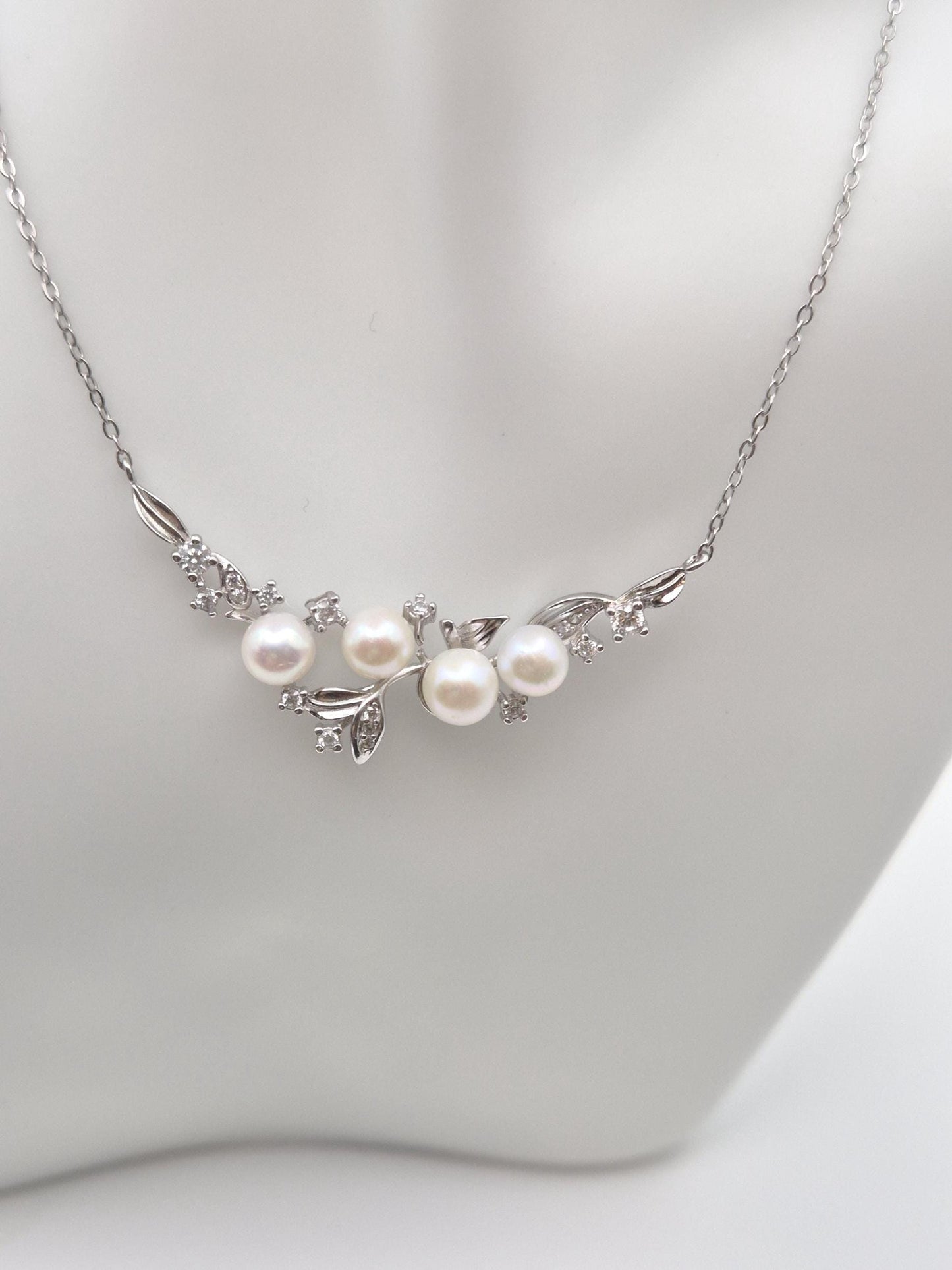 Floral Smile Saltwater Pearl Necklace
