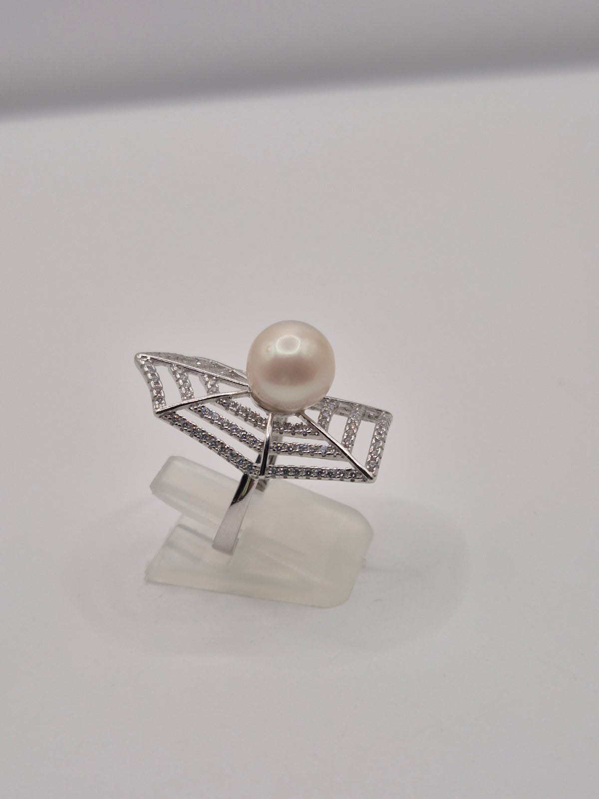 Glittering Web Edison Pearl Ring