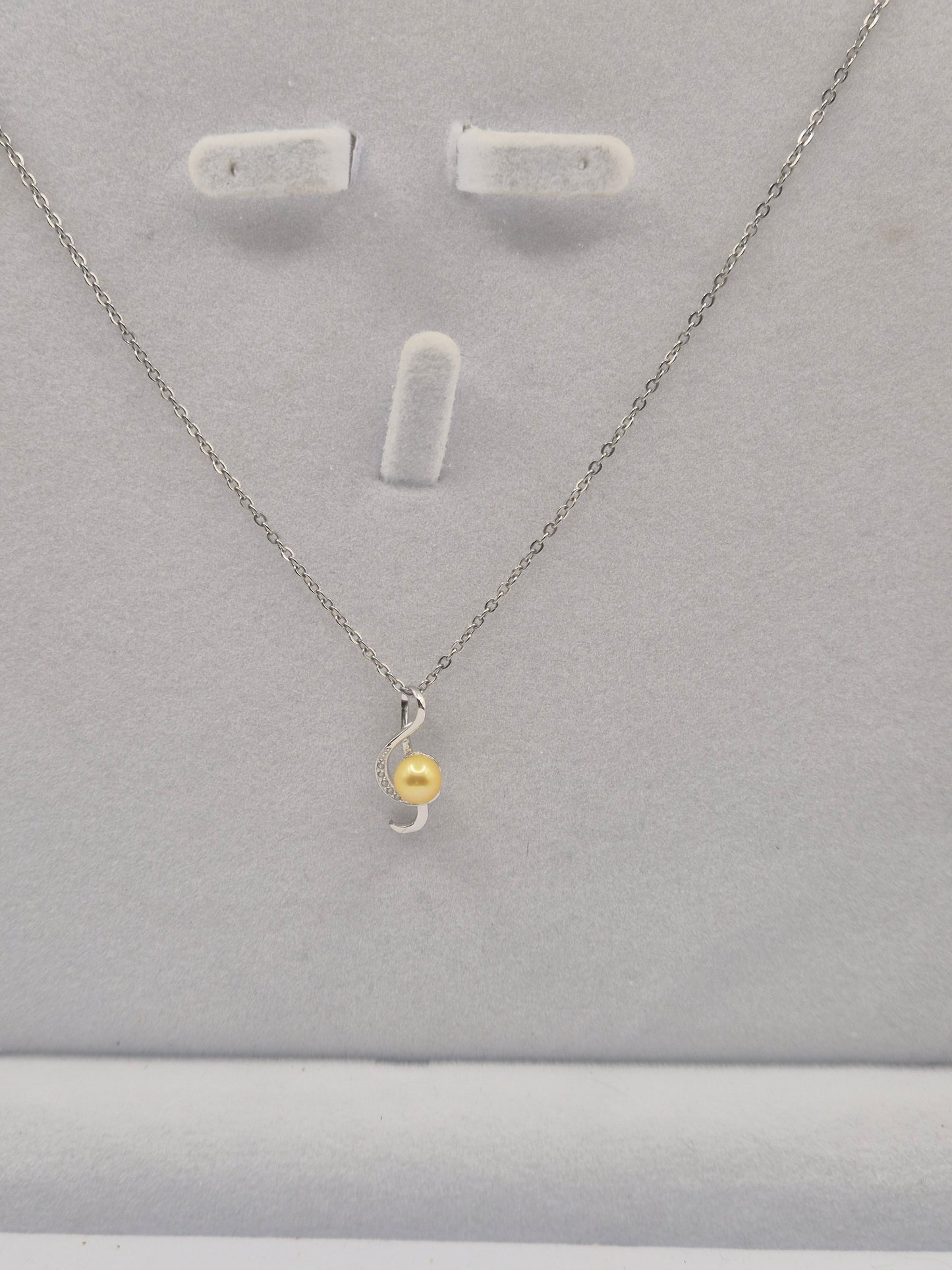 Musical Charm with Golden Saltwater Pearl